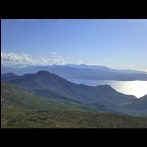 17-035 - Blick vom Monte Stello auf die hohen Berge der Insel.JPG